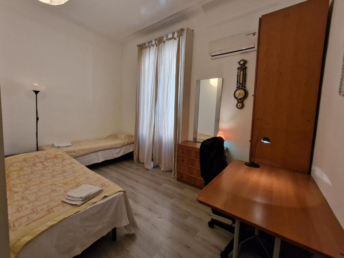 Private Room In A Quiet Apartment In The City Center Milão Exterior foto